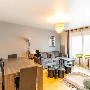 Guestready - Red Letters In Montrouge